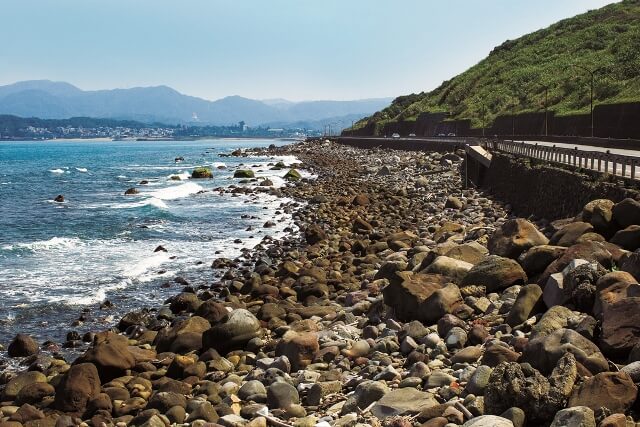 台2線跳石海岸岸邊佈滿礫岩