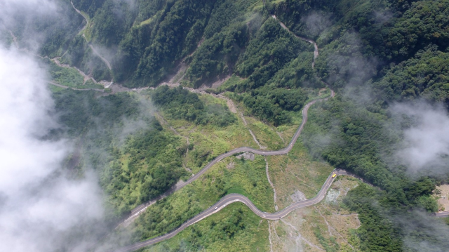 台21線公路像織錦玉帶般盤繞著山川河谷行進