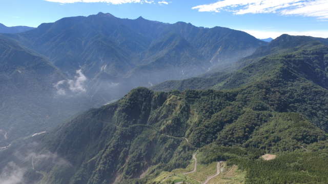 新中橫公路可以看見玉山主峰為主的中央山脈