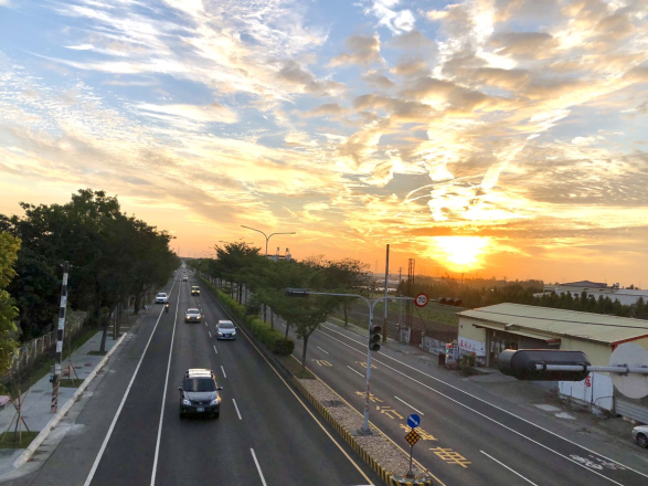 夕陽西下灑落溪州黃金大道