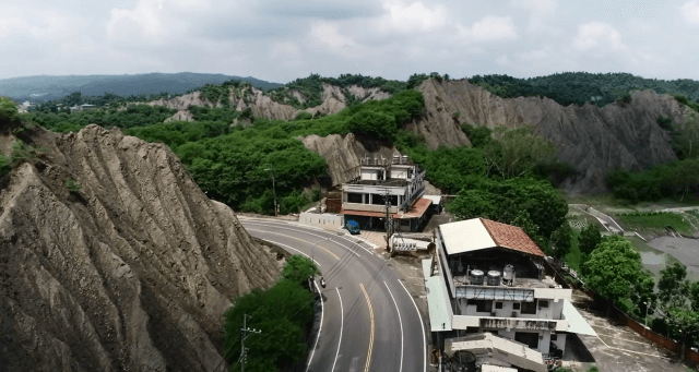 台28線月世界惡地公路彎道