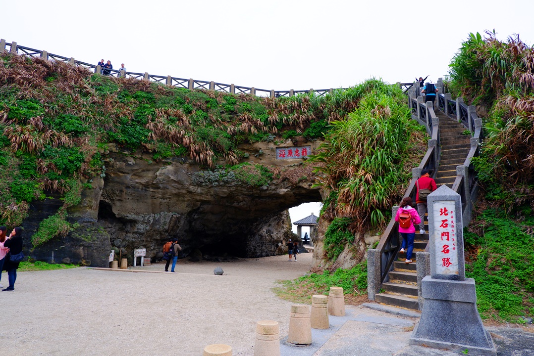 石門洞旁設有階梯步道，可上至觀景平台觀賞海景