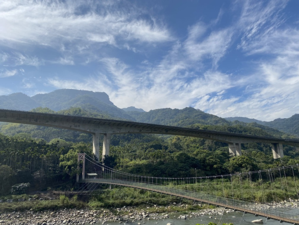 斗山吊橋與國道六號交織在南港溪上