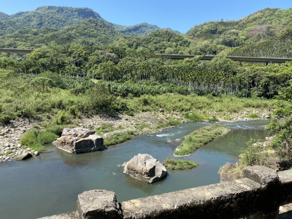 從大石橋舊橋面可以看見南港溪流裡有兩顆大石在河道中相望成趣