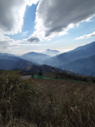 路段可眺望遠處山巒美景