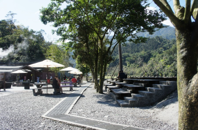 園區內設有遮陽及木製桌椅供遊客休息與野餐