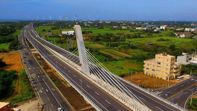 永安・永安漁港脊背橋  飛鳥迎風揚帆破海