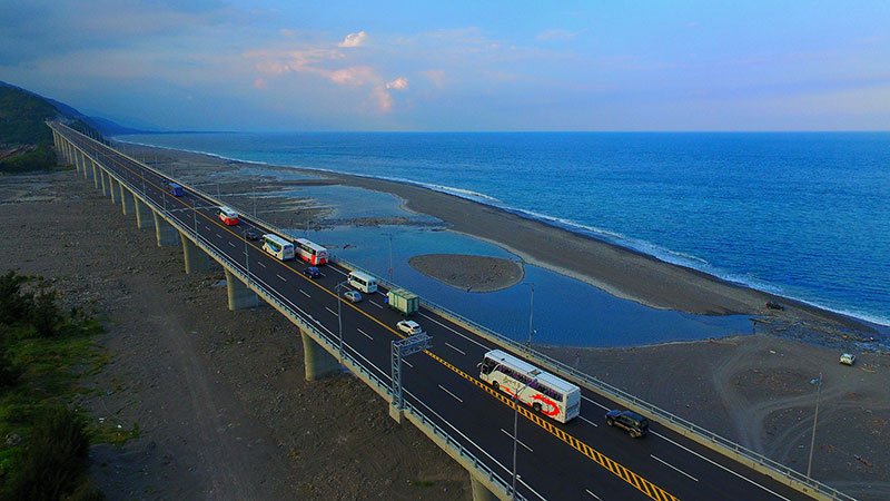 臨絕美海景的金崙大橋