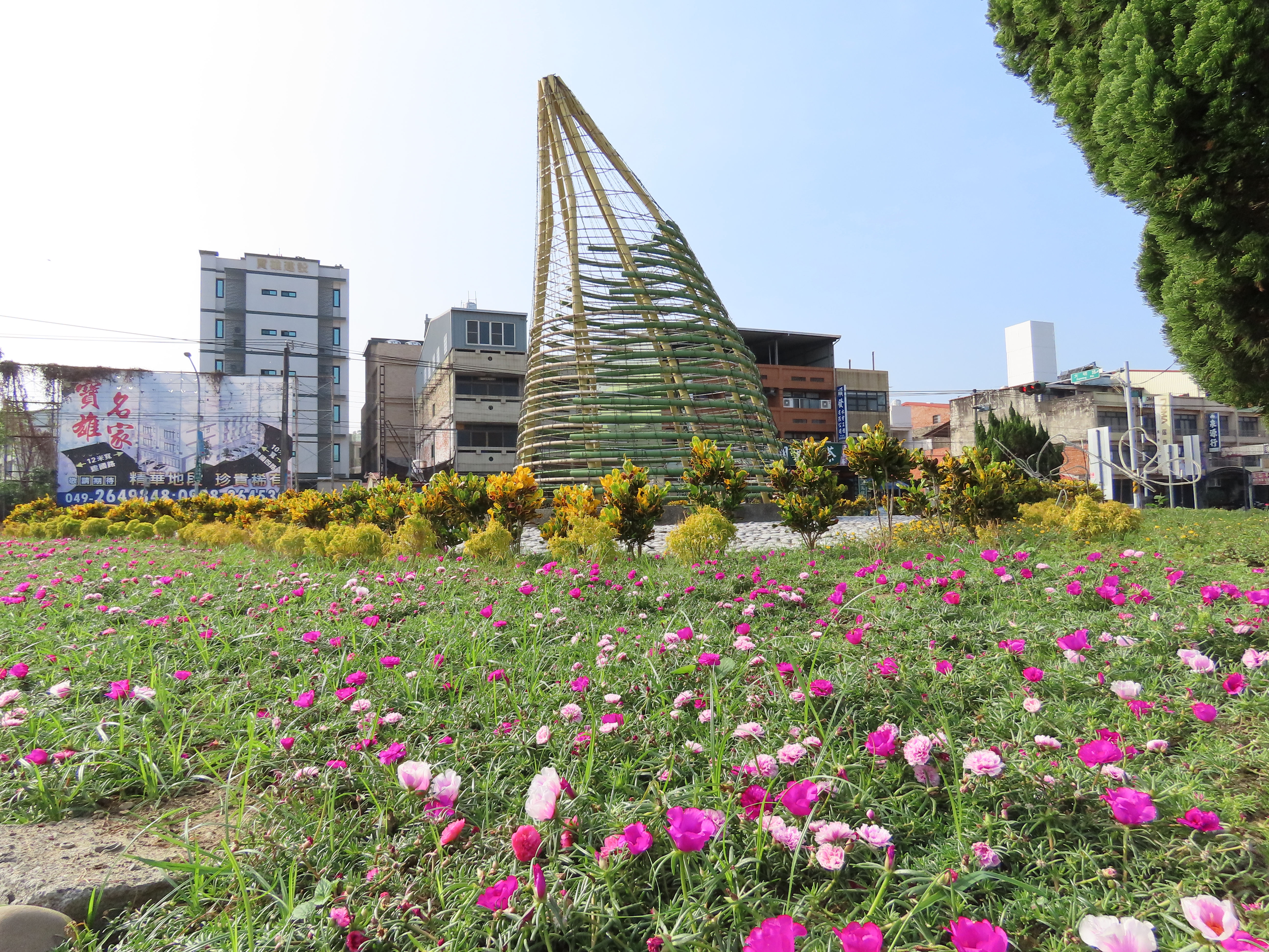 遊客服務中心對面之圓環是竹筍造型的竹藝品和花圃綠地