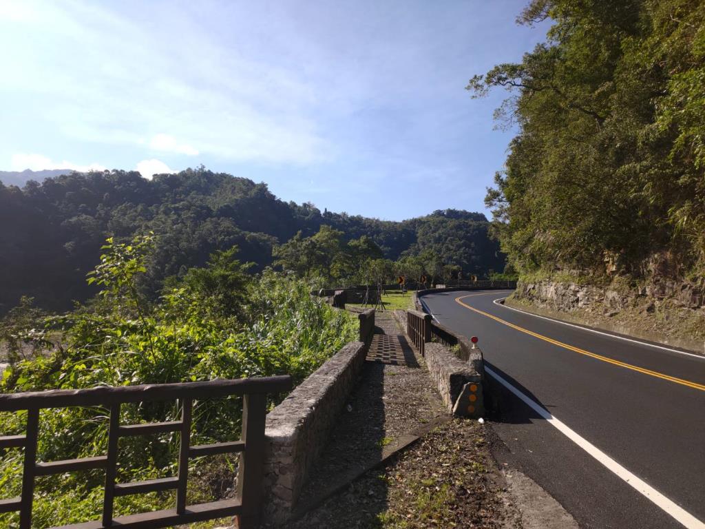 由停車場旁的步道可通往戰地公園