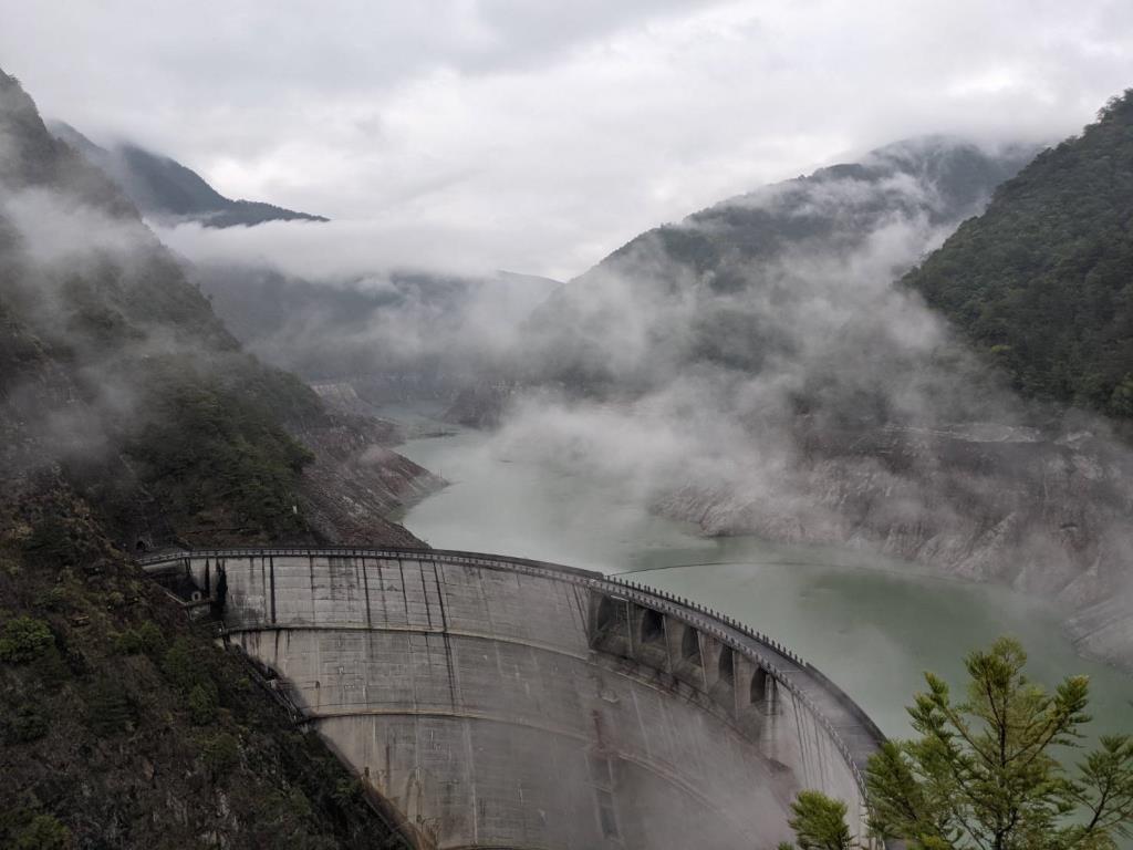 雲霧中的德基水庫