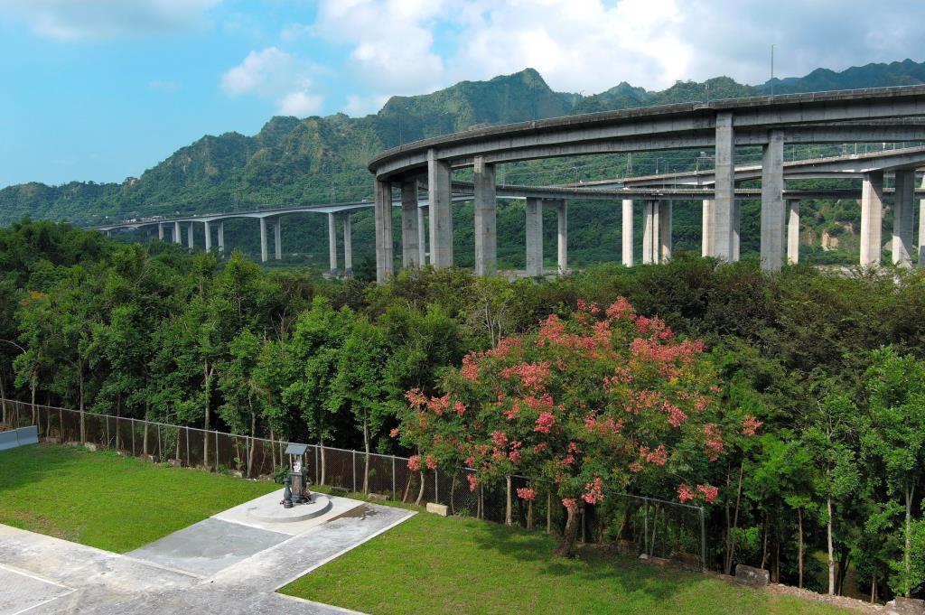 台14線34.1k處福龜中護路菩薩公園，可以看見國道六號「橋聳雲天」與九九峰美景。