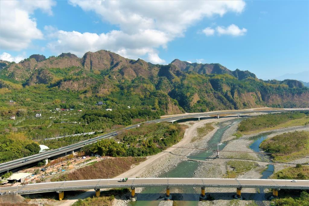 台14線雙冬橋風景(由遠至近為國六、雙十吊橋、雙冬橋)