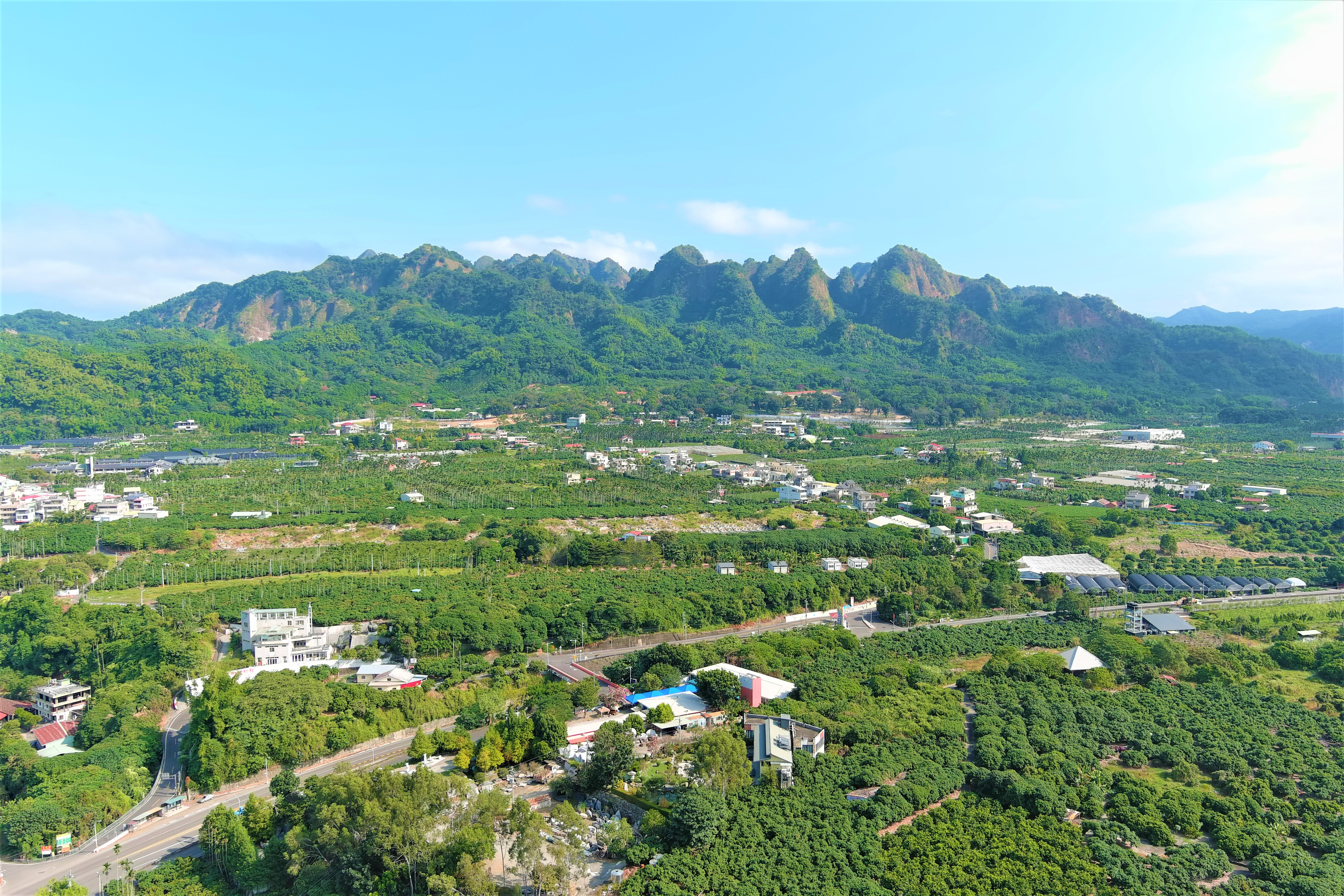 台14線九九群峰下的平林社區，綠意盎然，被自然所包圍。