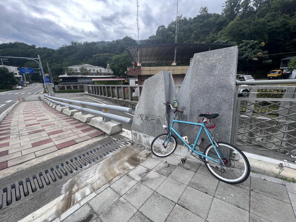 騎腳踏車悠閒逛山城