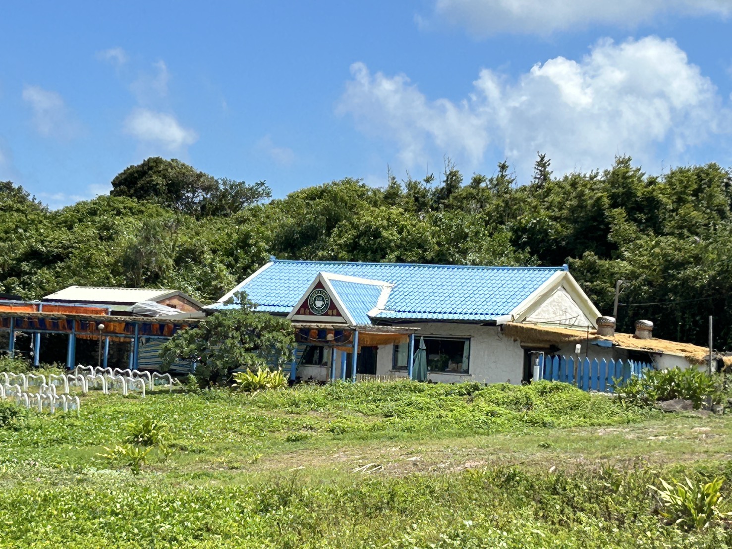 沙灘旁充滿地中海風情的餐廳