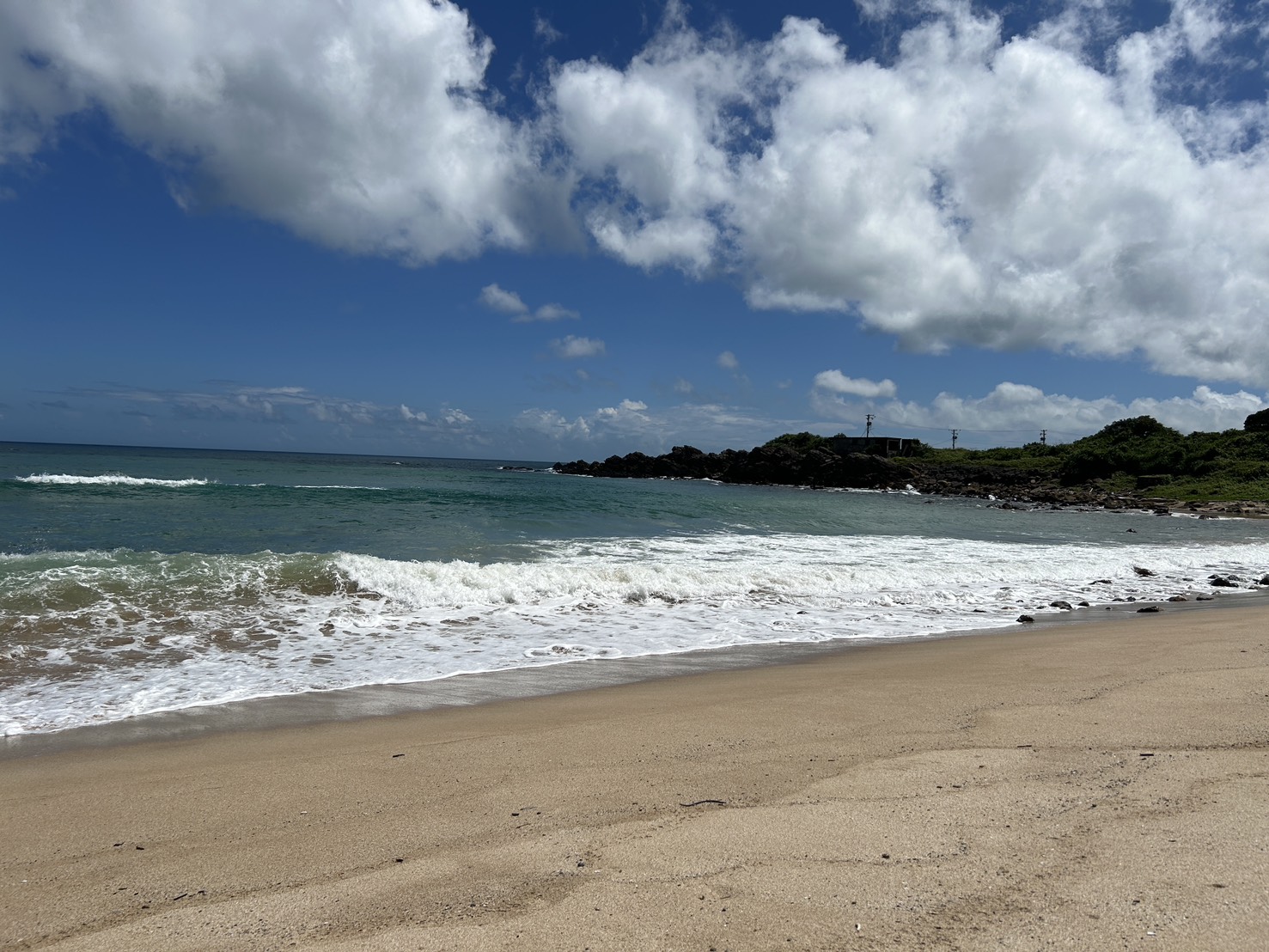 金沙灣沙灘水面泛起波光粼粼