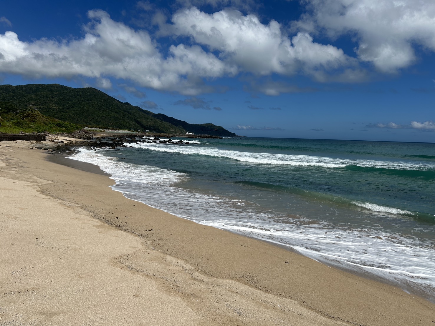 金沙灣沙灘與湛藍海岸