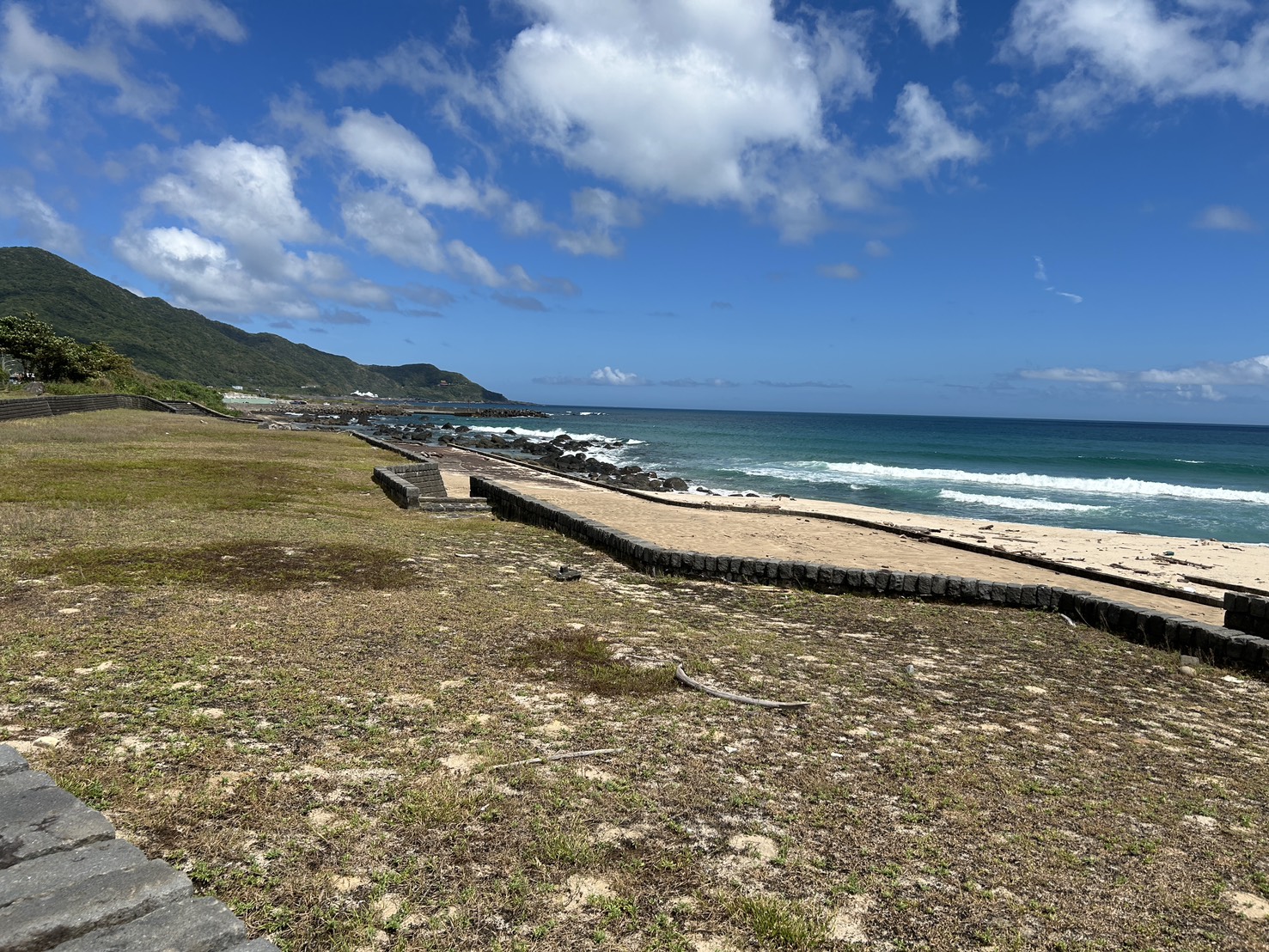 金沙灣沙灘緩衝堤防,可坐在這裡欣賞遠處海景