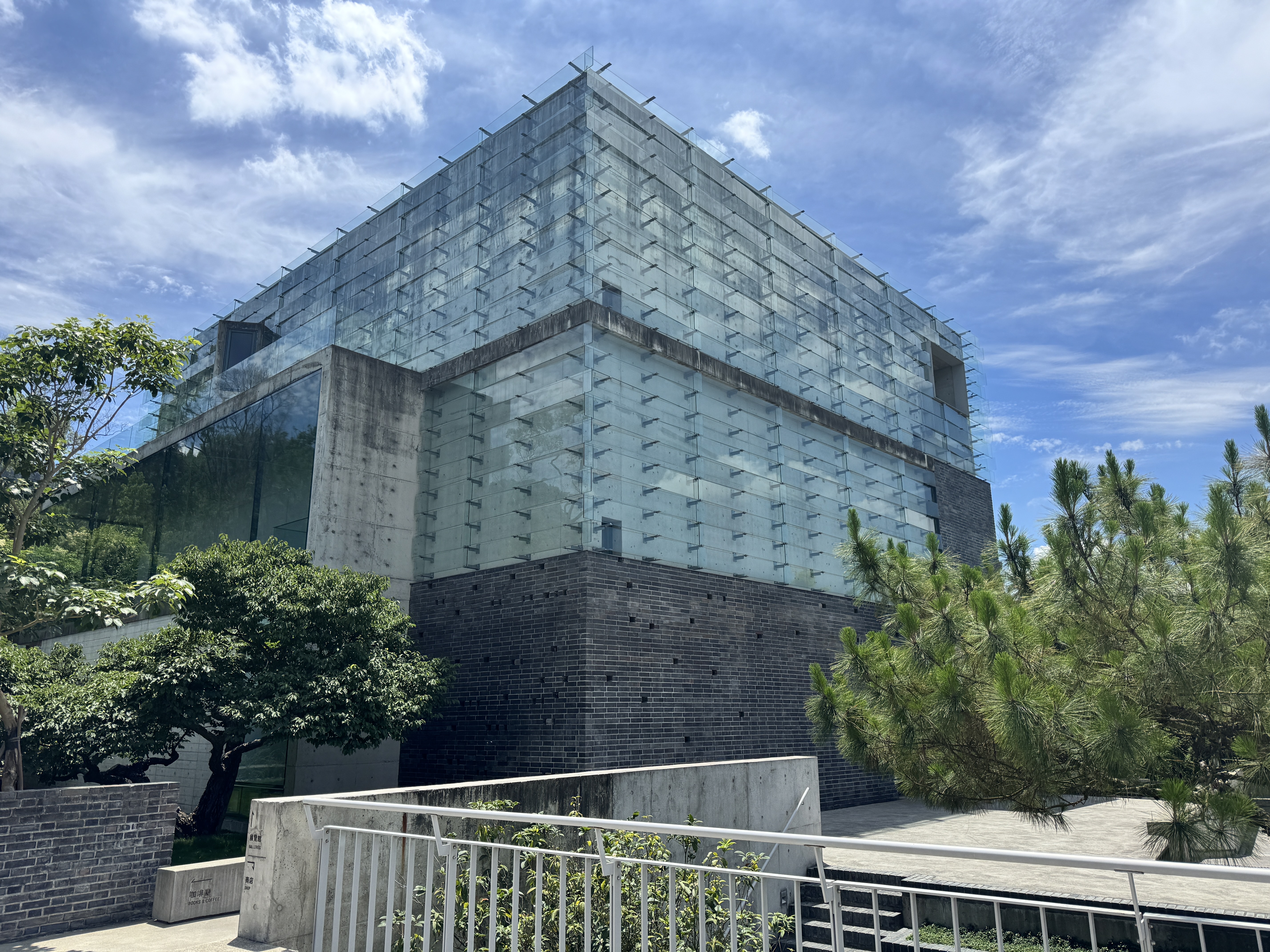 展館造型俐落,與自然相融