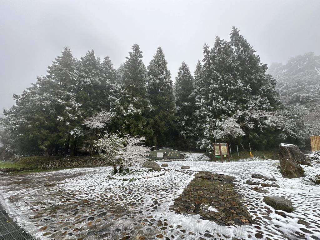 南胡登山口雪景
