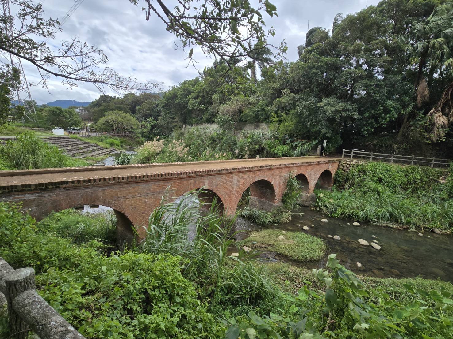 百年古蹟紅橋前