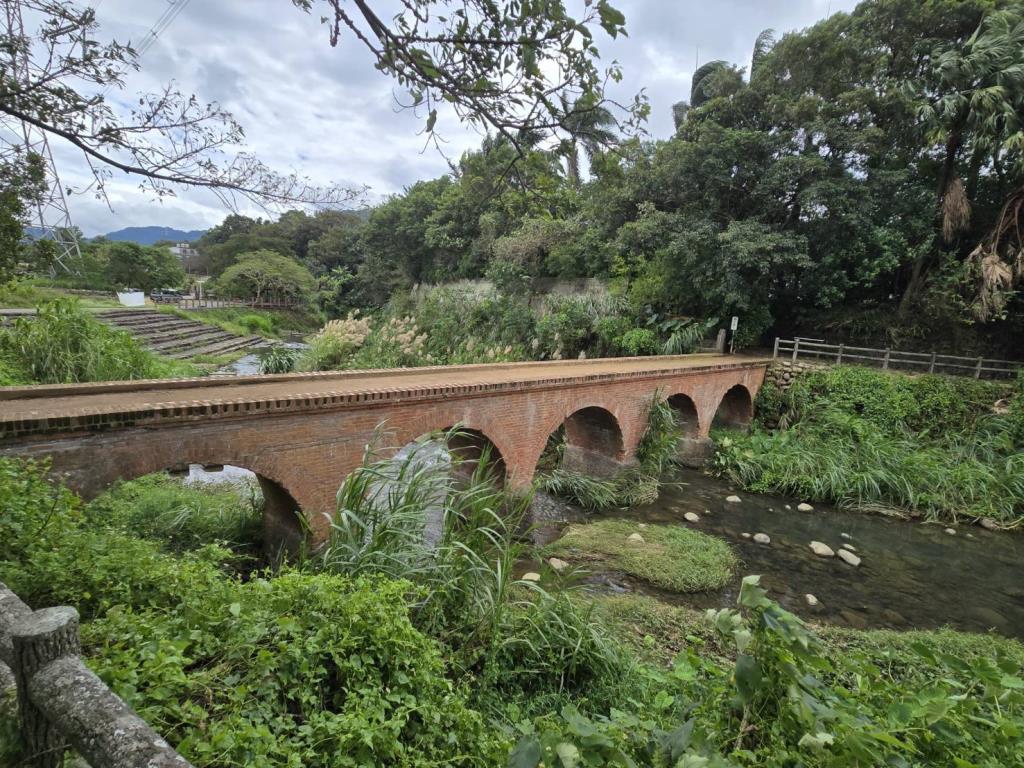 百年古蹟紅橋前