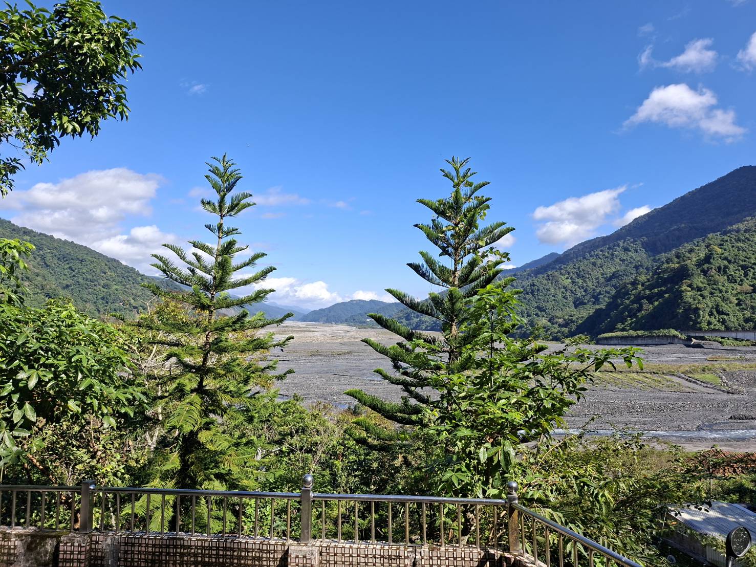 瞭望三河匯集、群山環繞