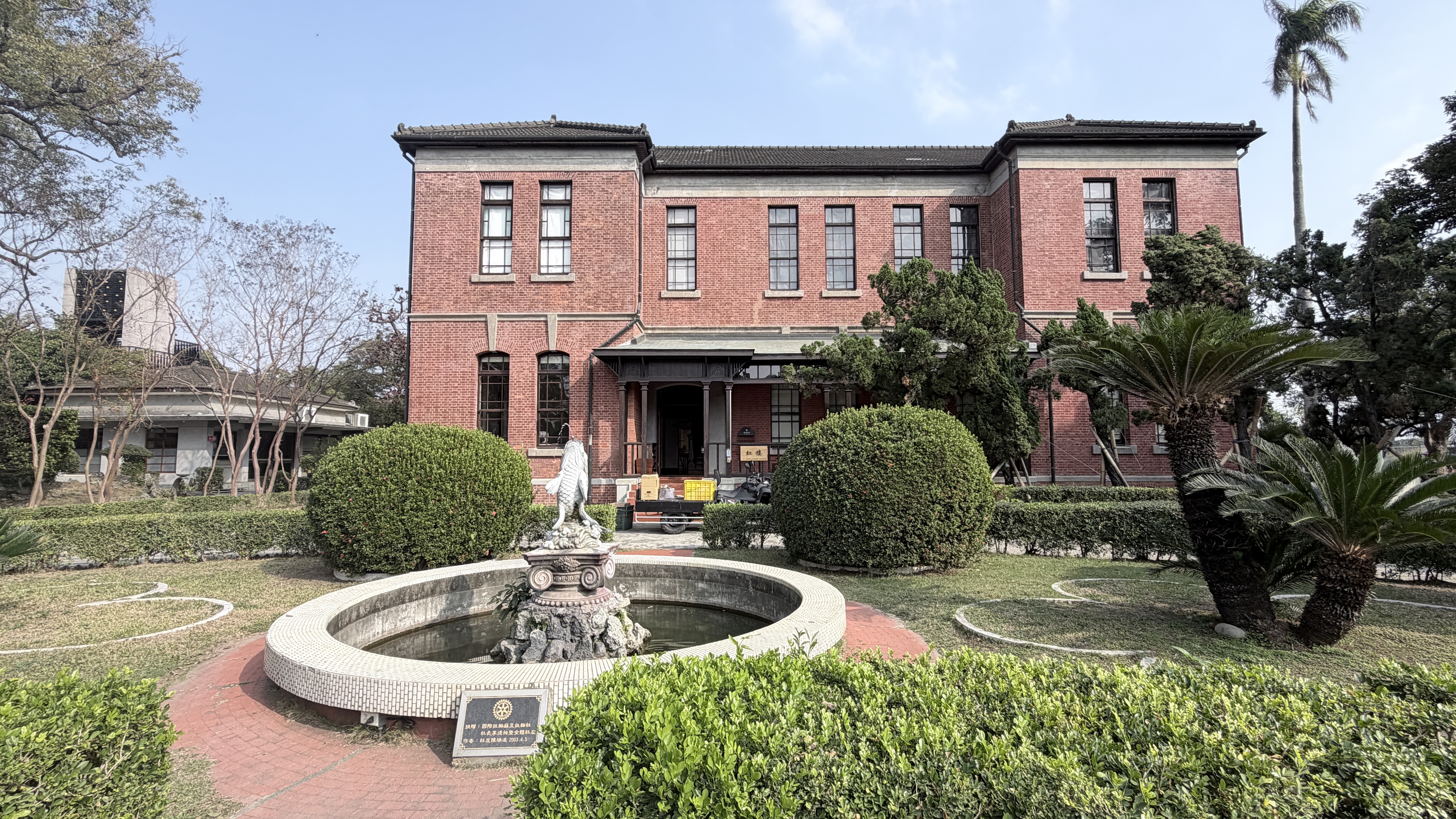 紅磚建造的長方形洋樓建築-紅樓