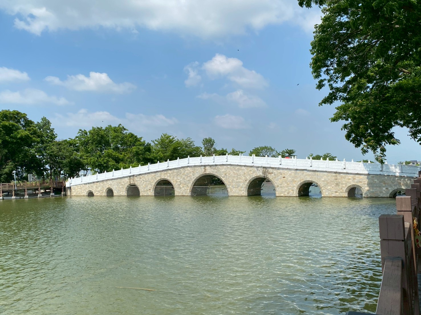 橫跨兩邊的拱橋