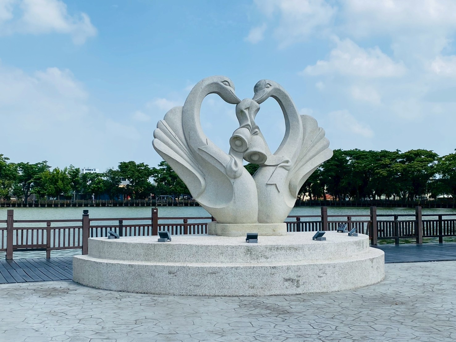 入口處的心形天鵝雕像