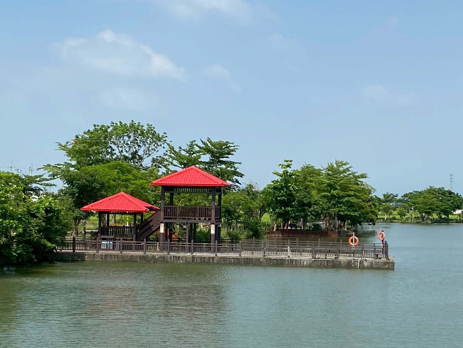 湖畔邊的小觀景台
