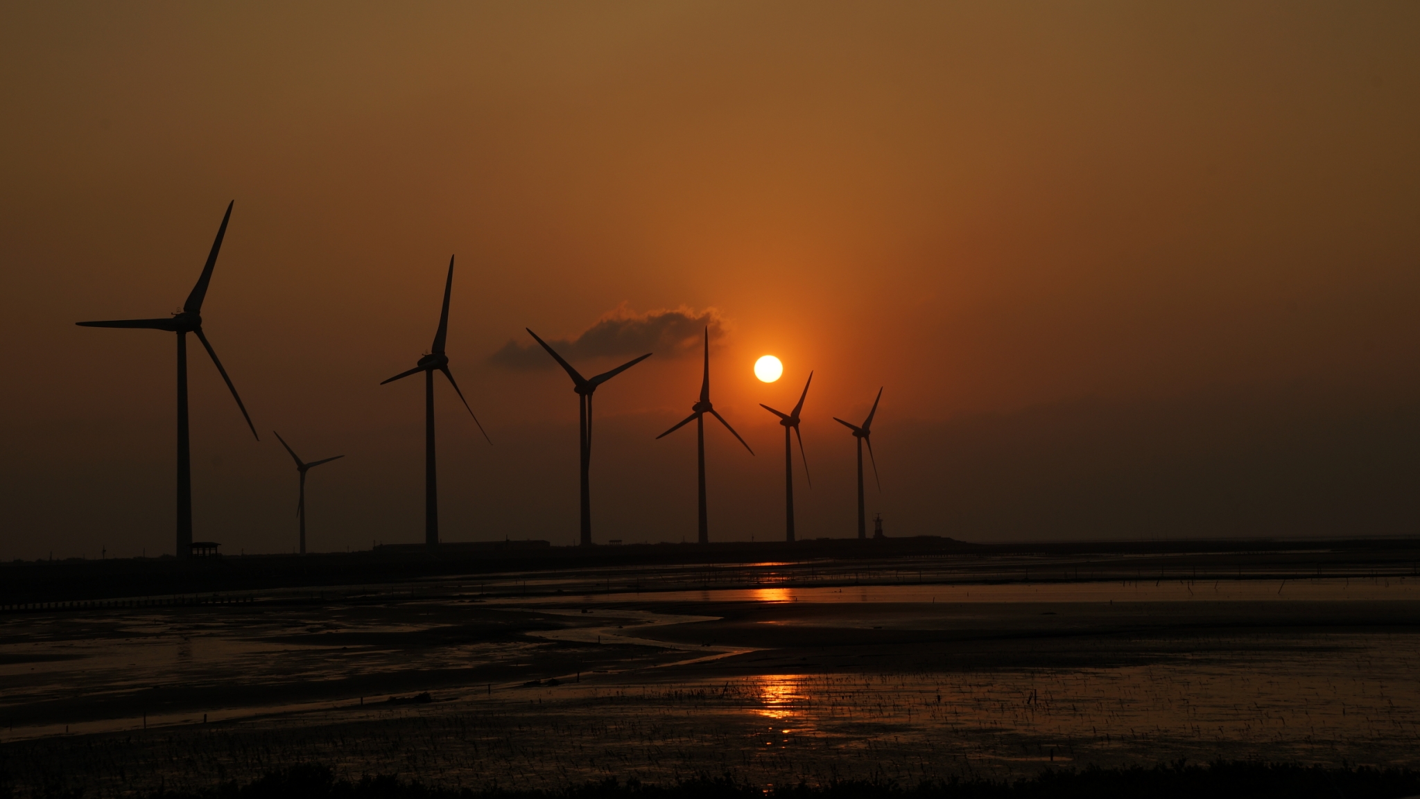 新保二號橋夕照與風力發電機美景