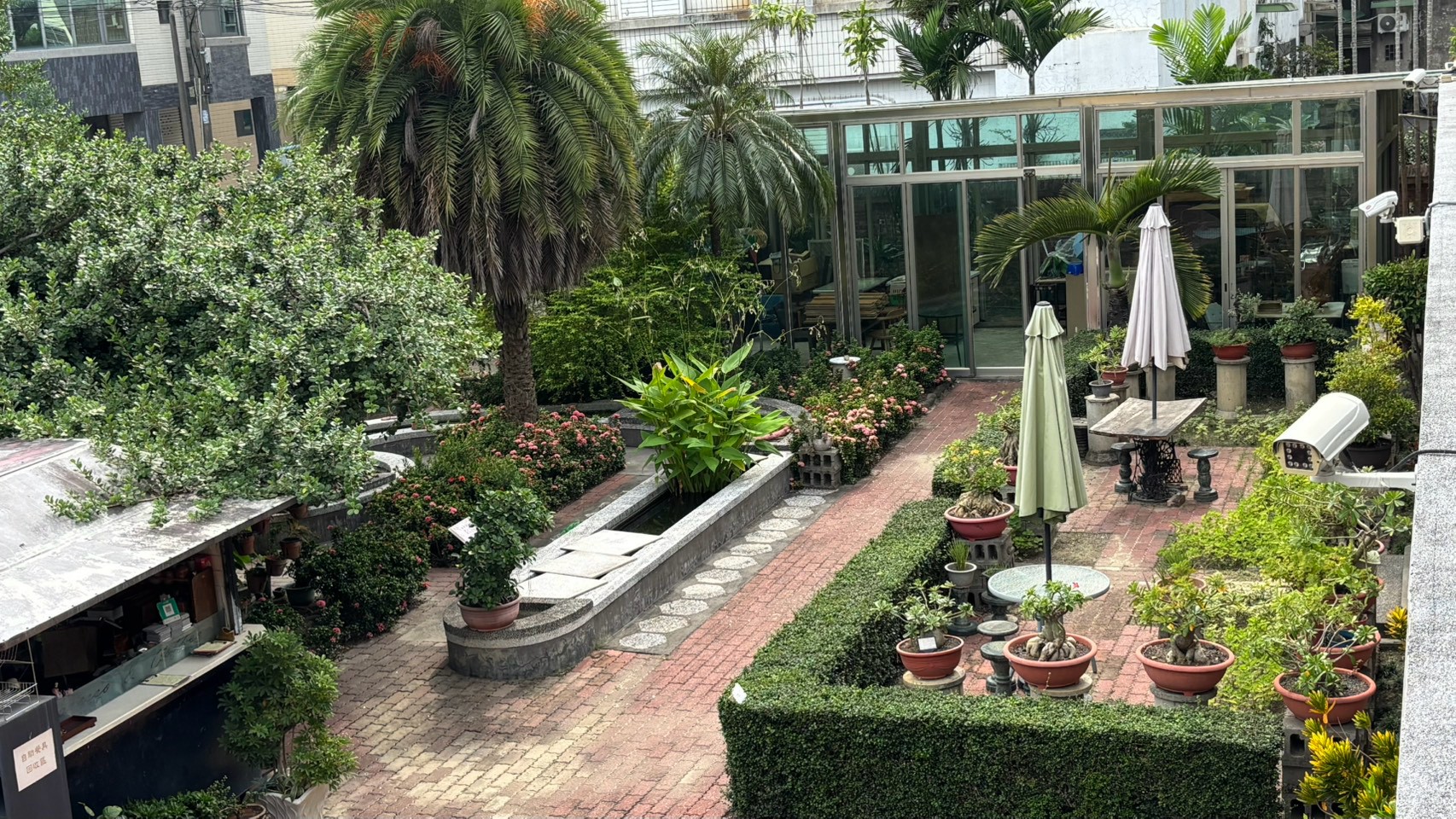 從二樓俯瞰的中庭花園